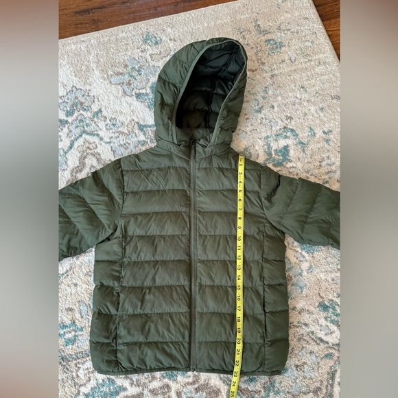 Uniqlo pastel green puffer jacket, super lightweight and very warm size 13Y - Picture 5 of 10